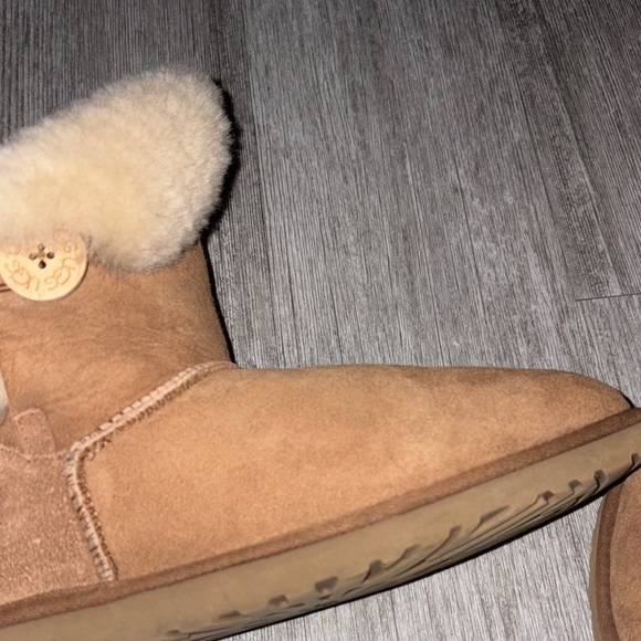 UGG Bailey buckle ankle boots tan suede w Cream sheepskin wool lining - Picture 12 of 12